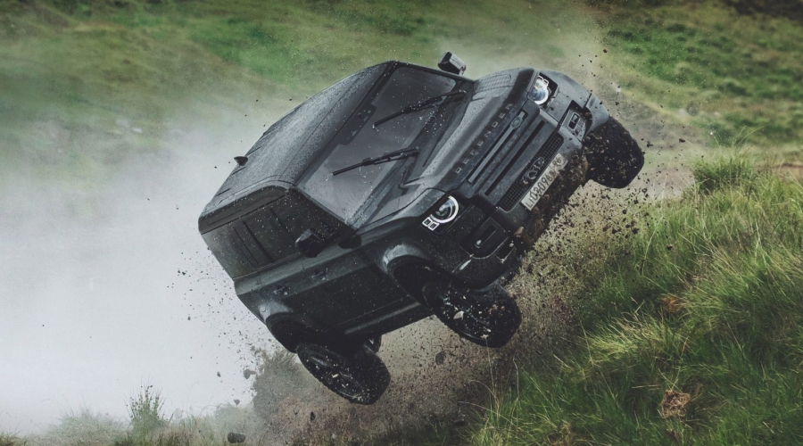 New Land Rover Defender kiest luchtruim in nieuwe James Bond-film No Time To Die
